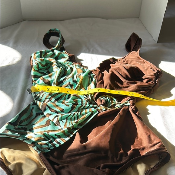 Chic Multicolor Swimsuit - Picture 3 of 7